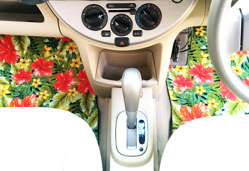 高品質なカーマットが敷かれた車内